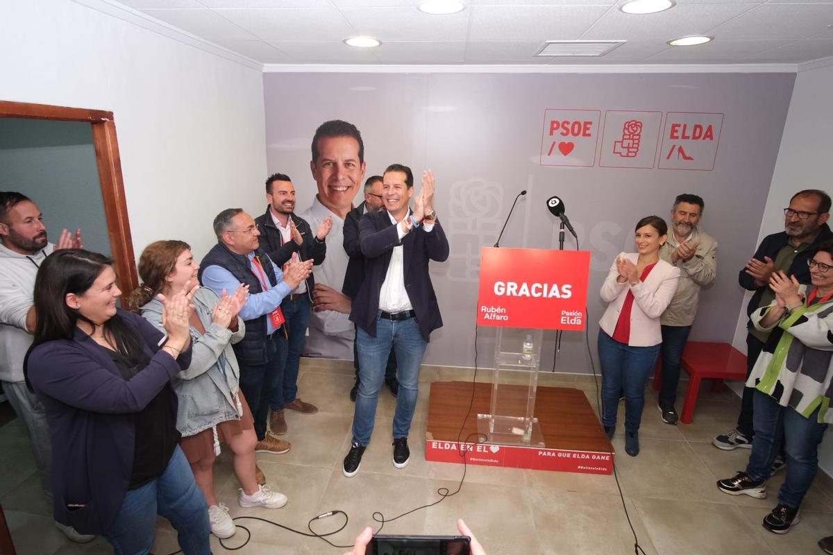 Rubén Alfaro rodeado por los miembros de la candidatura del PSOE a su llegada a la sede del partido en Elda.
