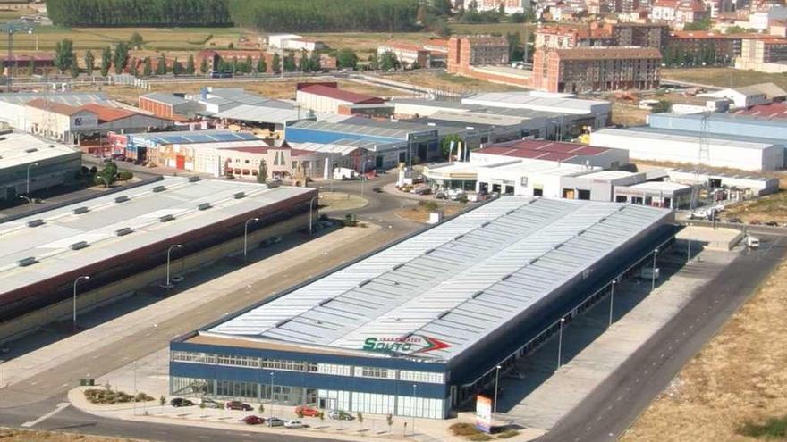 Vista aérea de la nave cuya fachada ocupa la empresa Transportes Martínez Souto en el Centro de Transportes de Benavente.