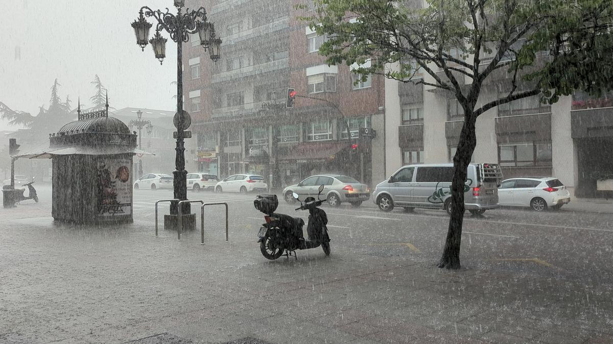 Espectacular chaparrón sobre Oviedo que pilla por sorpresa a los vecinos