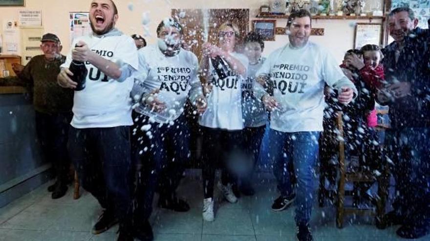 Clients del bar Cascudo, a la parròquia de San Juan de Alba del municipi gallec de Vilalba, celebraven ahir que els va tocar la Grossa de la loteria de Nadal.