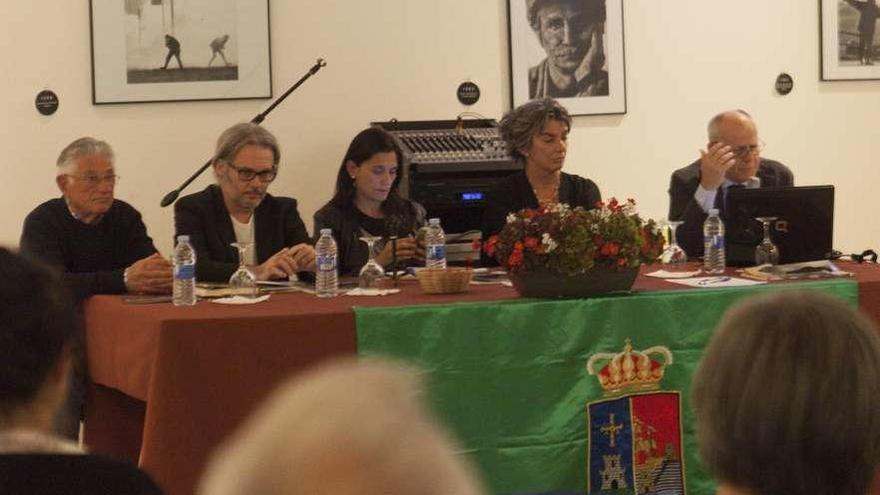 Por la izquierda, Juan Luis Gutiérrez, Iván Muñiz, Yasmina Triguero, Mercedes de Soignie y Guillermo Laine, ayer, en el Museo de la Mina de Arnao.