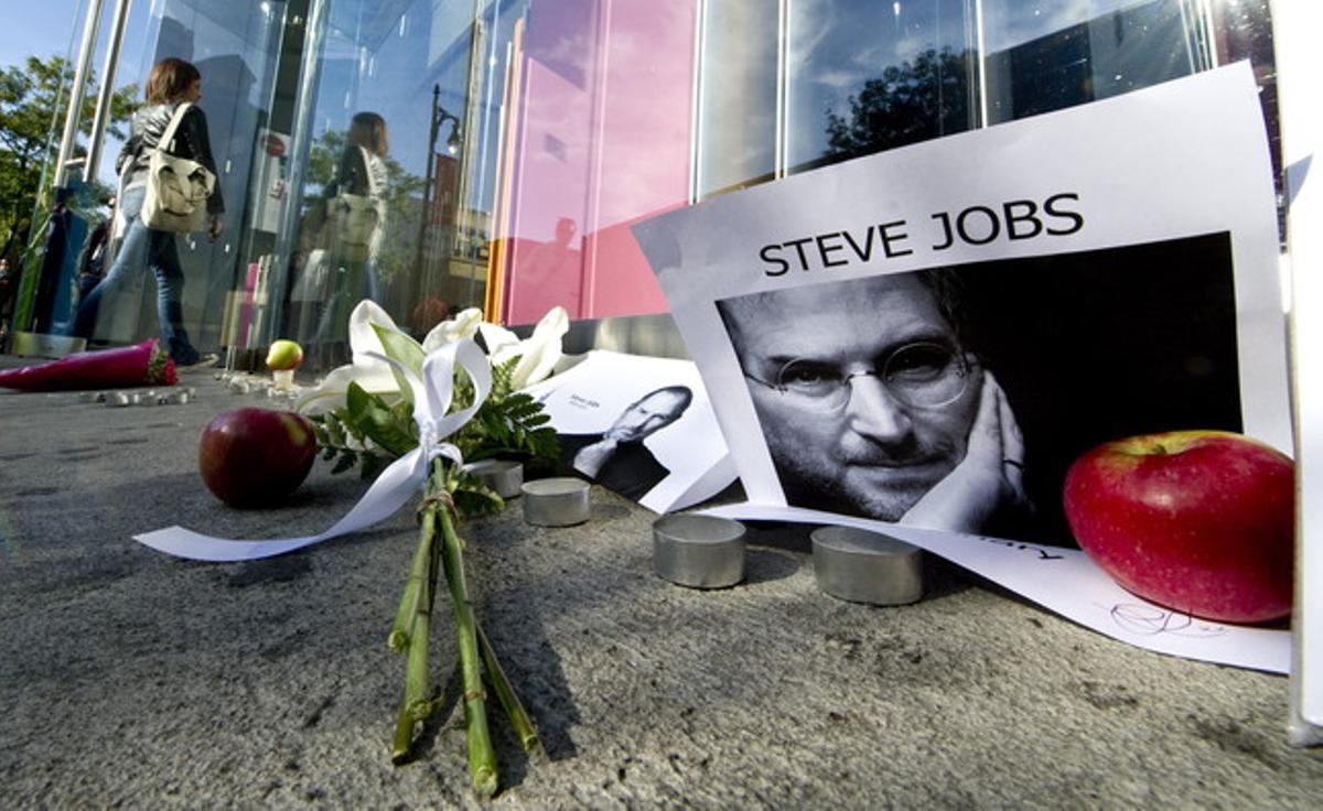 Detalle del tributo a Steve Jobs en la puerta de la Apple Store de Montreal(Canadá).