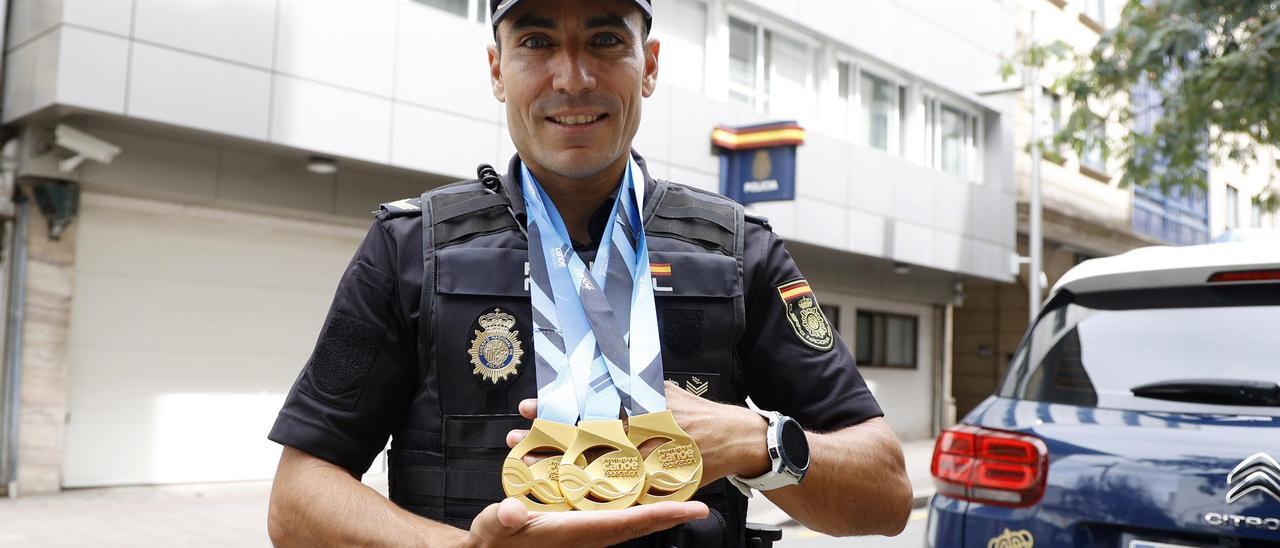 Tono Campos amosa as tres medallas obtidas en Vejen.