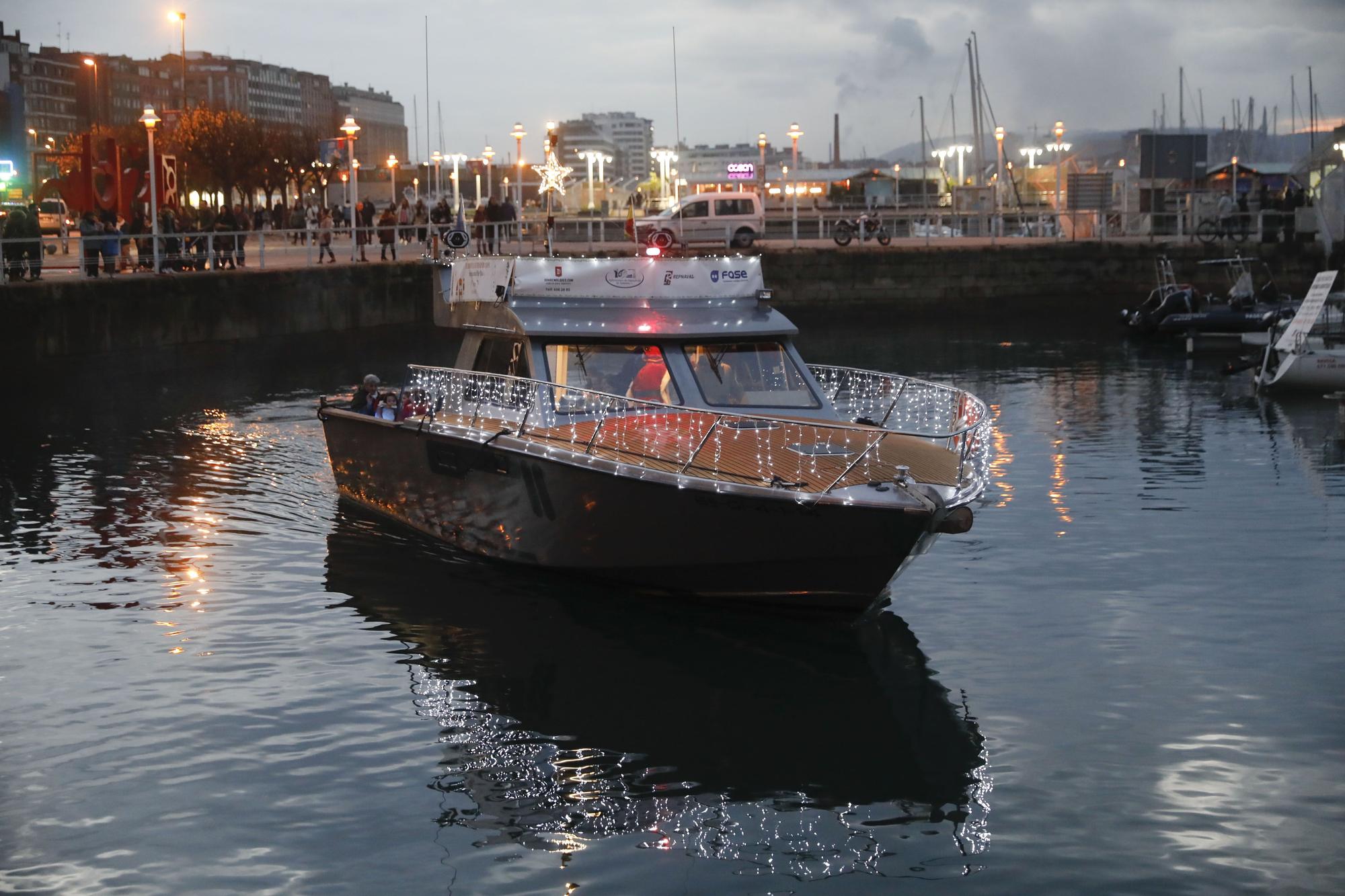 En imágenes: El barco navideño de Gijón ya surca el Cantábrico