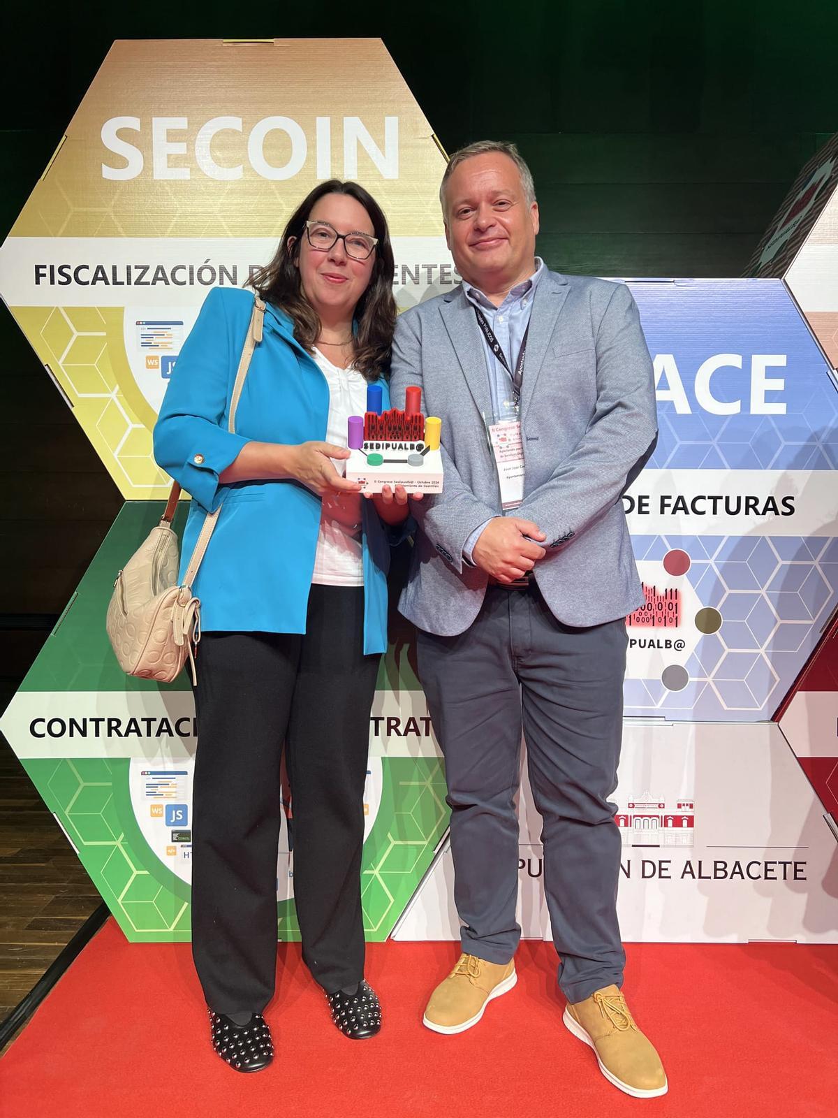 Por la izquierda, Nuria González-Nuevo, teniente de alcalde; y Juan José Camino,  responsable del área informática.