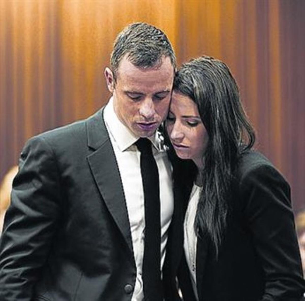Oscar Pistorius, amb la seva germana Aimee, ahir.