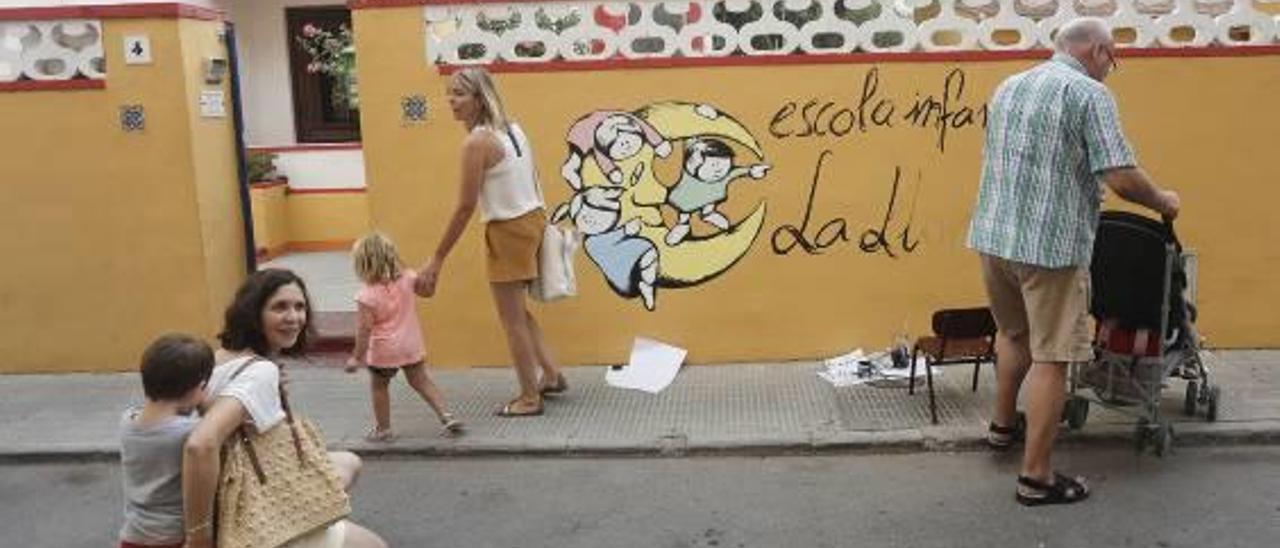 Familiares llevando a un niño y una niña a la escuela infantil La Lluna de Castelló.