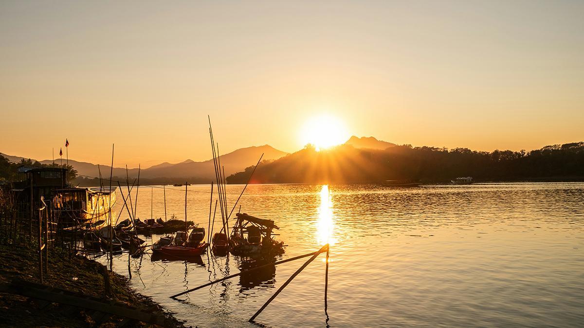 El Mekong marca el ritmo del viaje por Laos, con atardeceres que resumen la calma del país.