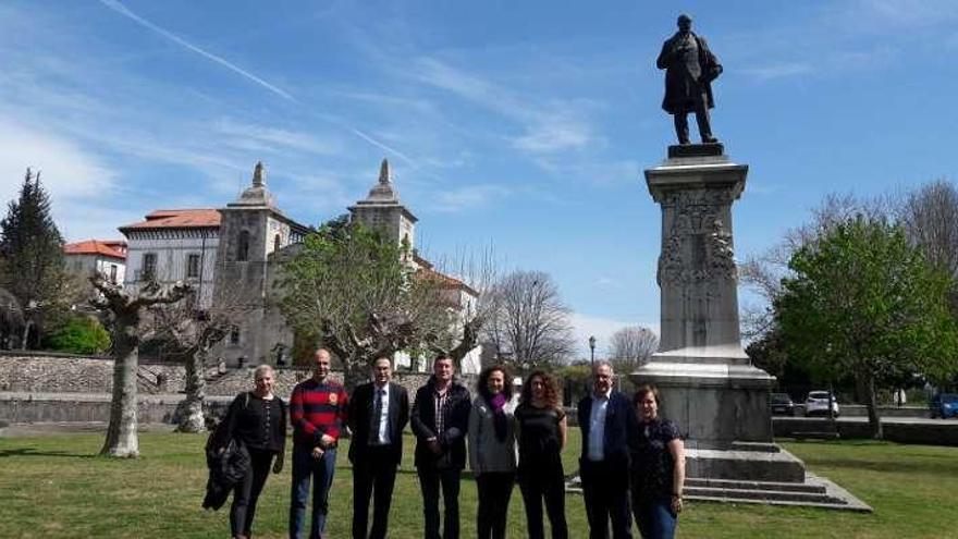 Asistentes a la reunión celebrada ayer en Colombres.