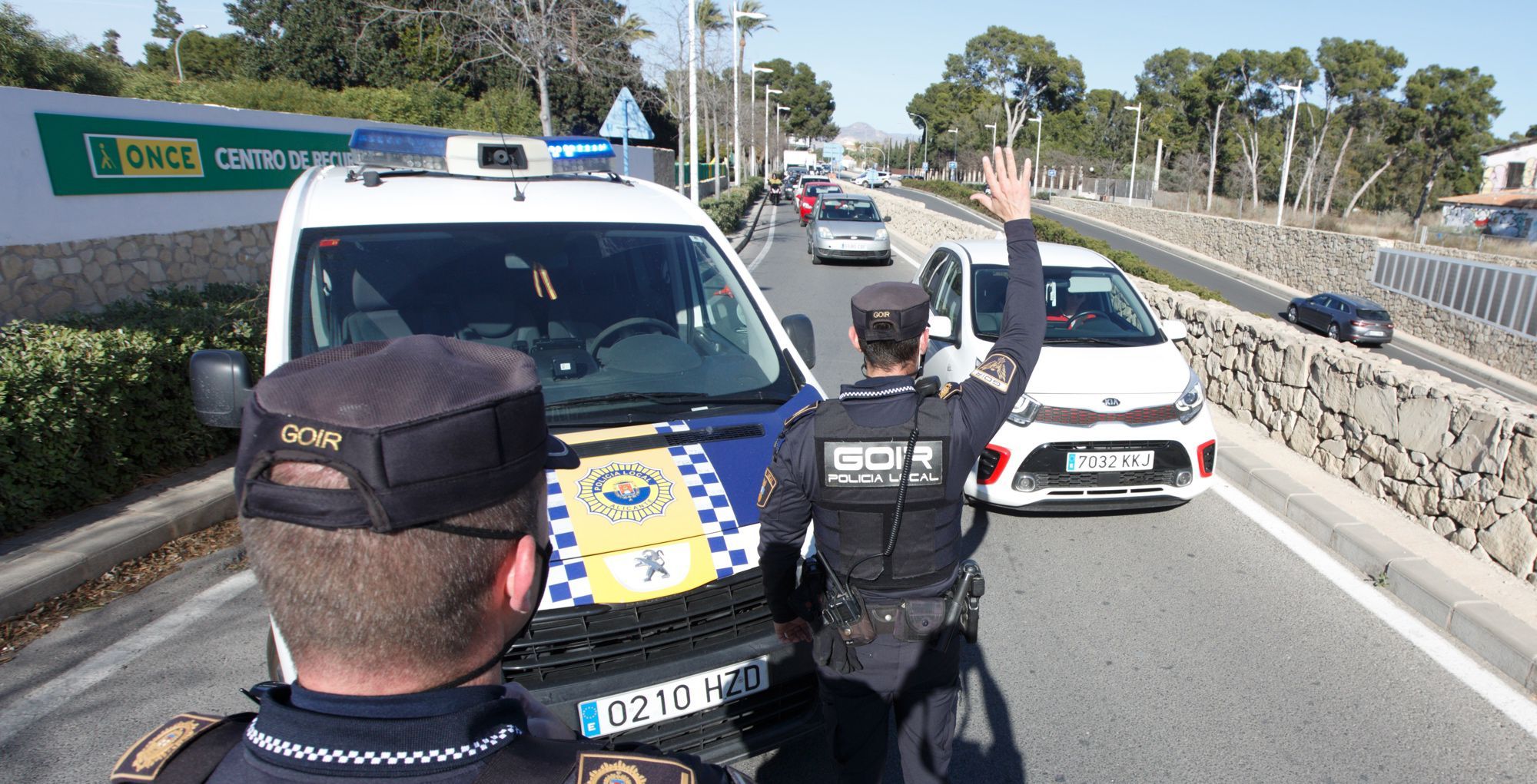 Los controles policiales provocan colas kilométricas en el acceso a Alicante