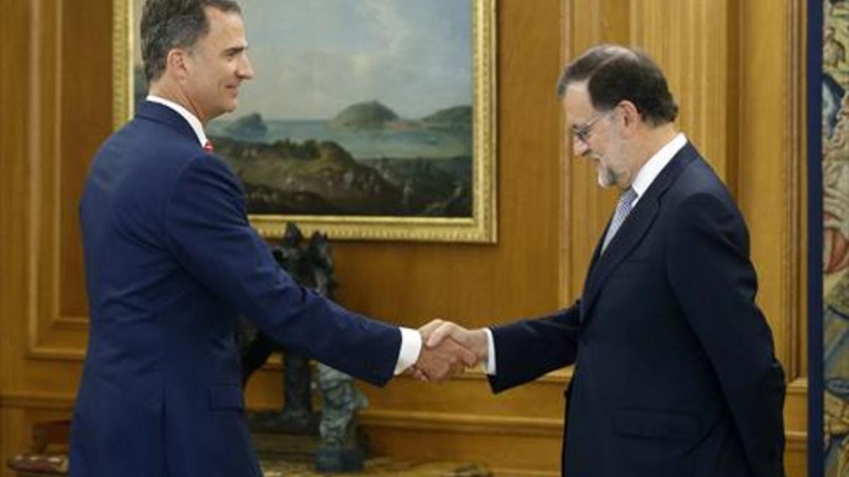 Felipe VI recibe al líder del PP, Mariano Rajoy, en la Zarzuela, ayer.