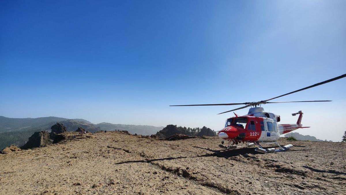 El helicóptero del GES en la zona del Roque Nublo en una imagen de archivo.