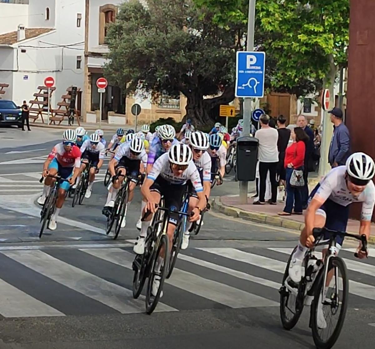 Un grupo de ciclistas en el Trofeo Jesus Nazareno de Xàbia.