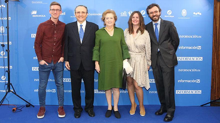 De izquierda a derecha, Fernando Pérez, de InformaciónTV; Javier Moll, presidente de Prensa Ibérica; Arantza Sarasola, vicepresidenta de Prensa Ibérica; Idoia Pérez, jefa de producción de informacionTV , y Aitor Moll, consejero delegado de Prensa Ibérica.