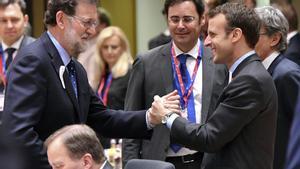 Mariano Rajoy saluda al presidente de Francia, Emmanuel Macron, al inicio del Consejo Europeo, este jueves en Bruselas.