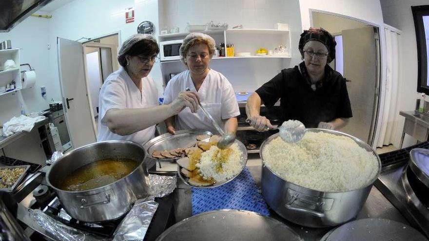 Trabajadoras, en la cocina del comedor del colegio de A Lomba.