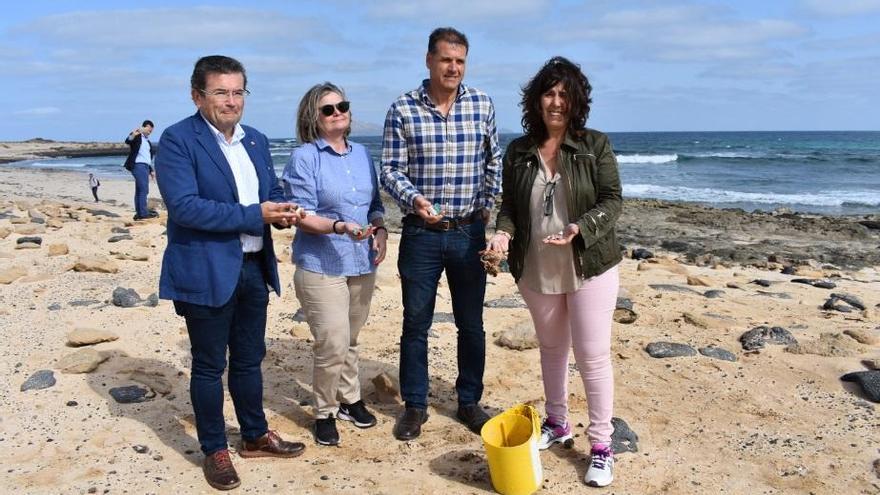 De izquierda a derecha, Juan Ramón Fuertes, Natalia Aznárez, Domingo Cejas y Blanca Pérez muestran plásticos y otros residuos recogidos, hoy, en Playa Lambra, en La Graciosa.