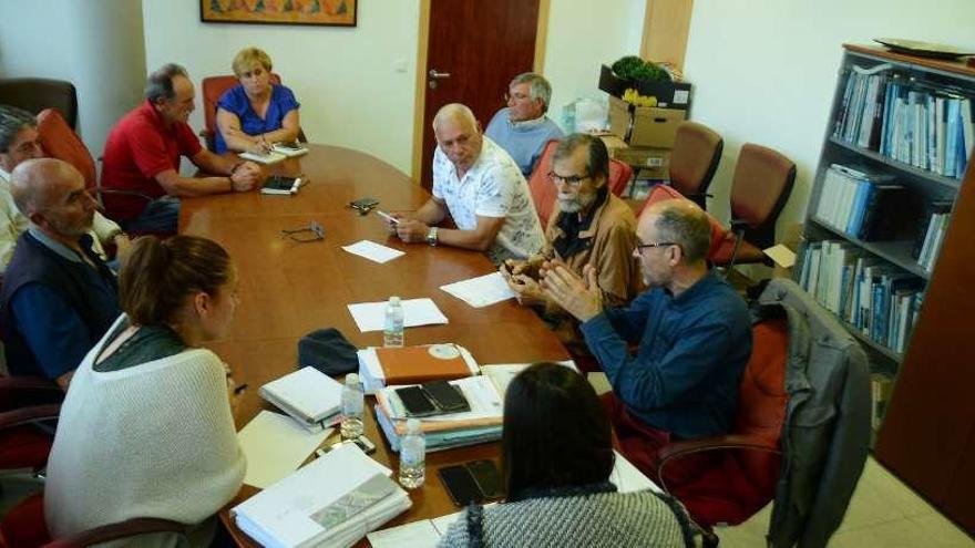 Vicente Verdeal (tercero derecha) y javier Carro (segundo izda.) en la comisión de Seara este lunes. // G.N.