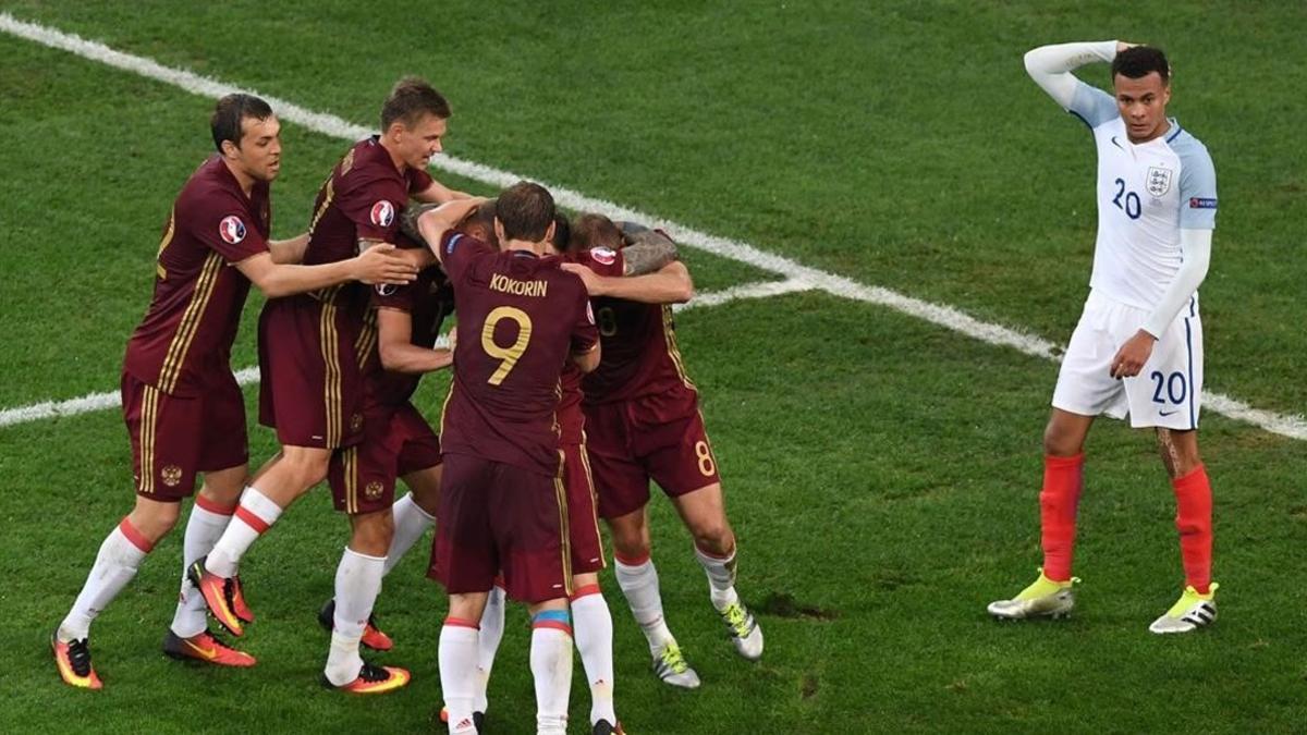 Los jugadores rusos celebran el gol del empate, obra de Vasily Berezutskiy, ante el inglés Delle Alli.