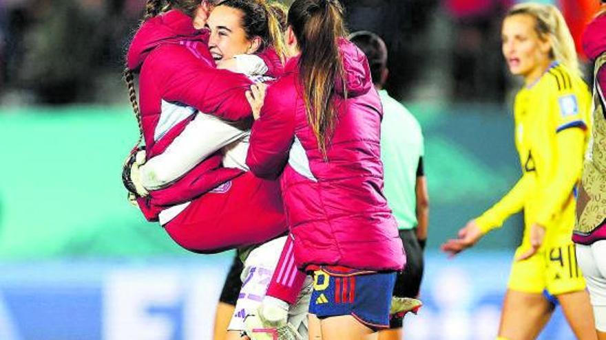 Cata Coll, felicitada por otras jugadoras de España. |  // HANNAH MCKAY