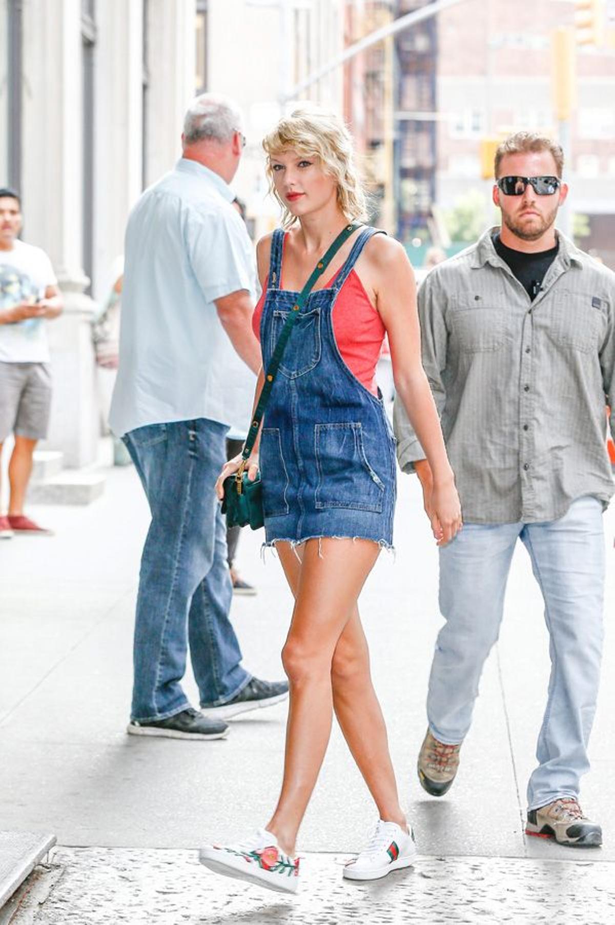 Taylor Swift con pichi y deportivas