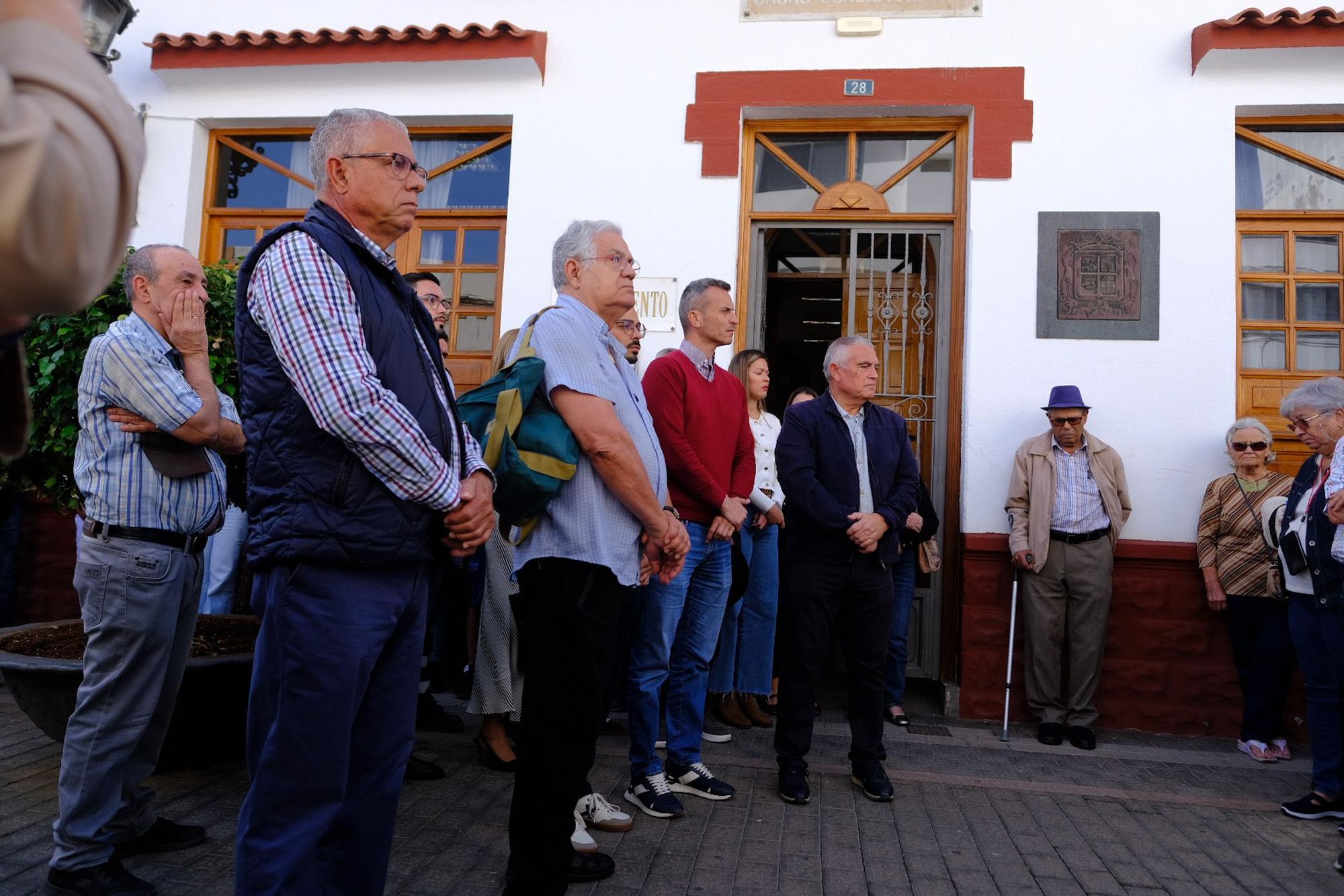 Minuto de silencio y último adiós a la mujer asesinada en La Aldea
