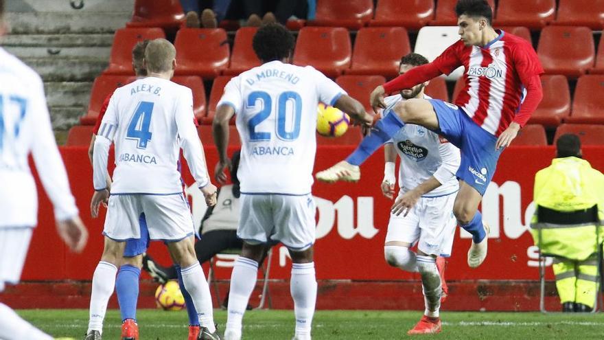 Cristian Salvador pelea un balón aéreo durante el partido.