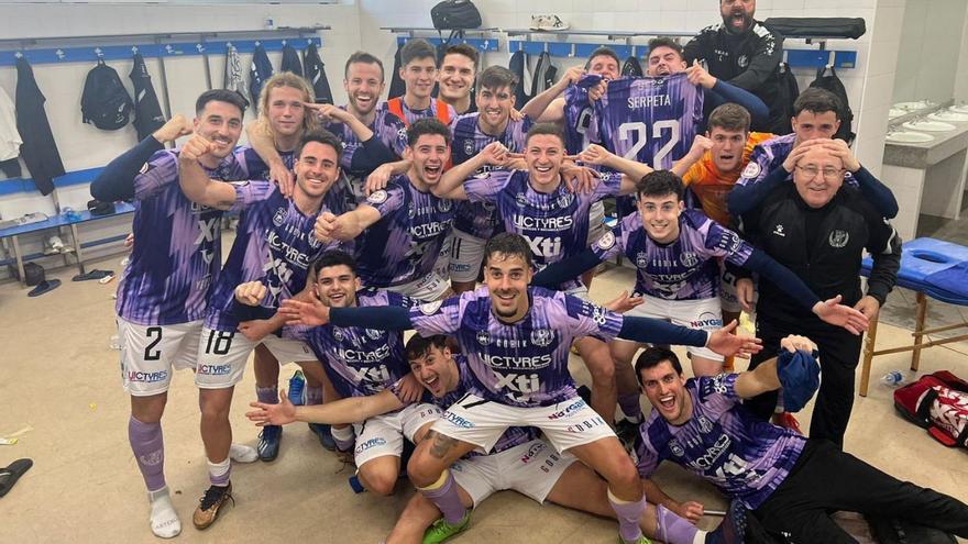 La plantilla del Yeclano Deportivo celebra la victoria en el vestuario. | PRENSA YECLANO DEPORTIVO