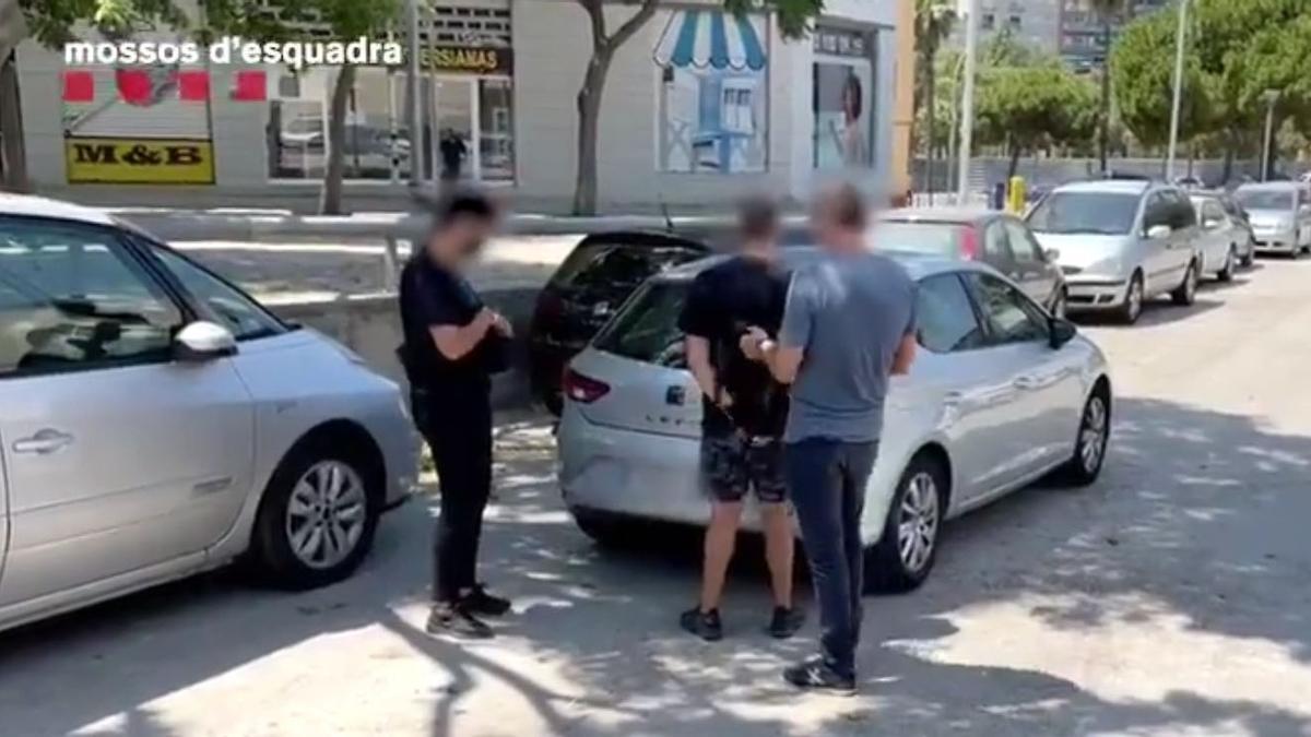 Los mossos detienen a tres personas