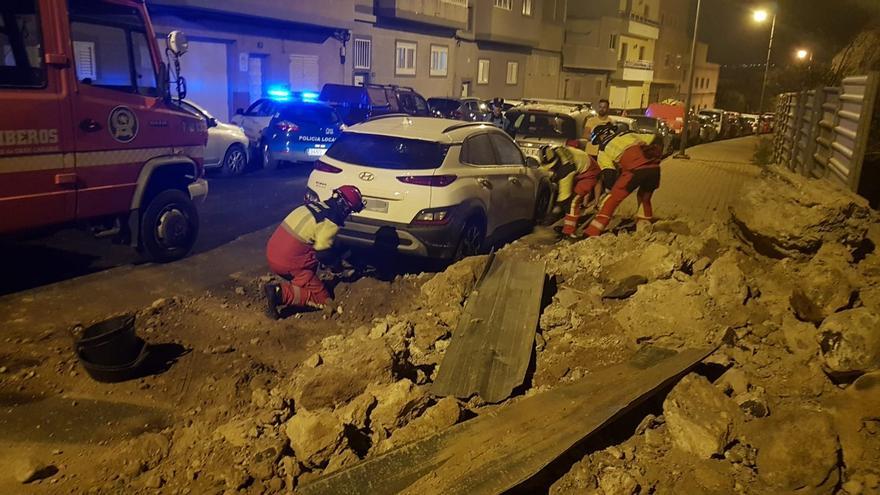 Un desprendimiento de tierra y escombros daña varios coches aparcados en Las Palmas de Gran Canaria