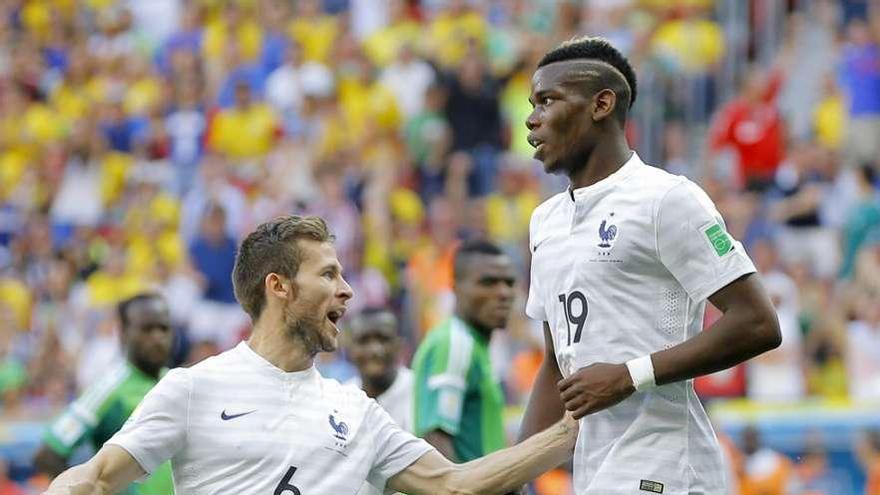 Cabaye y Pogba festejan el primer gol de Francia contra Argelia.