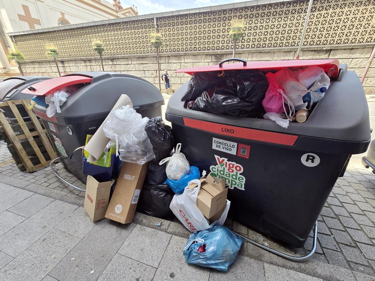 Las bolsas y desperdicios se acumulan en Vigo por la huelga de basura