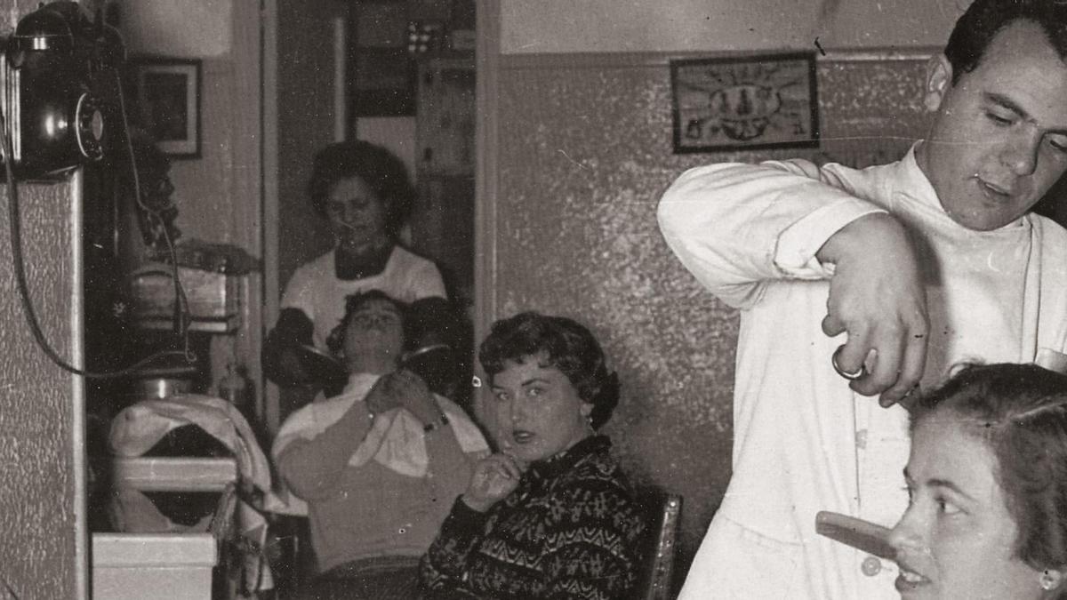 El peluquero Pedro Nicolás (Dambell) en plena tarea en una de sus primeras peluquerías. 1960.