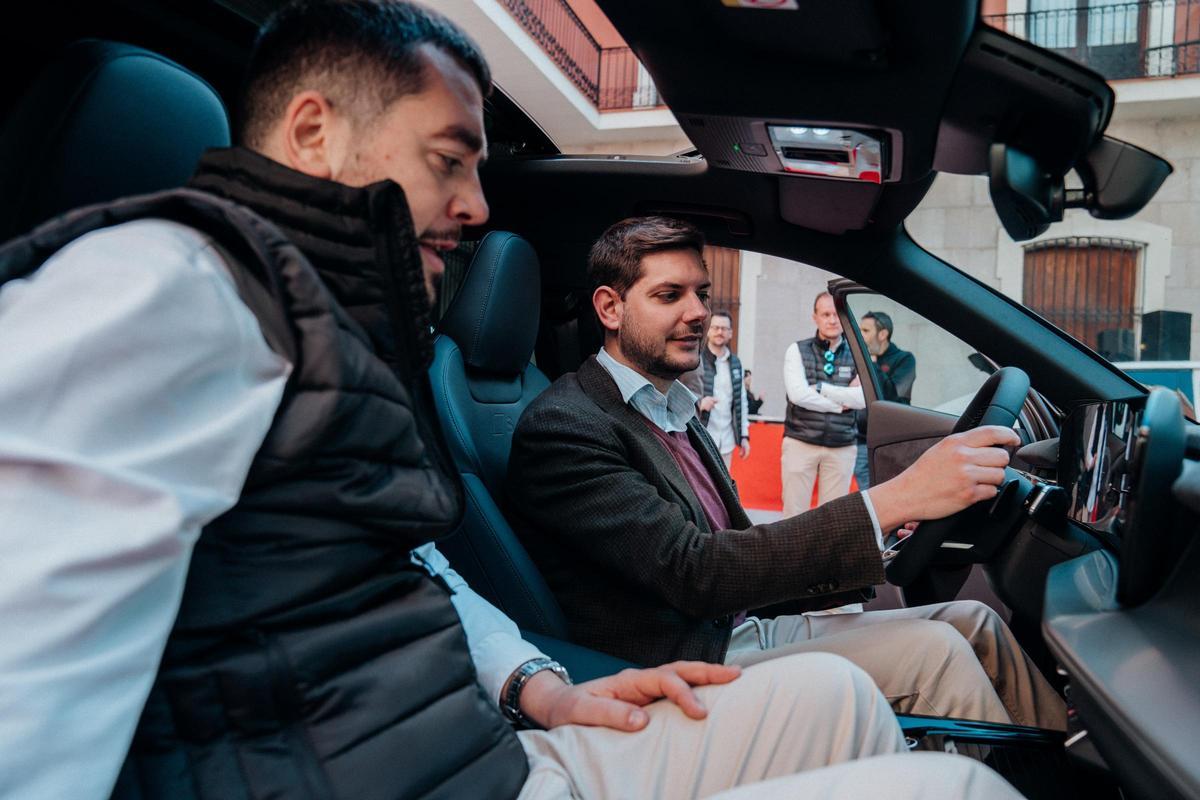 Juanma Sambrizzi, explicando en detalle el Audi Q3 Sportback al alcalde Gandia, José Manuel Prieto Prat.