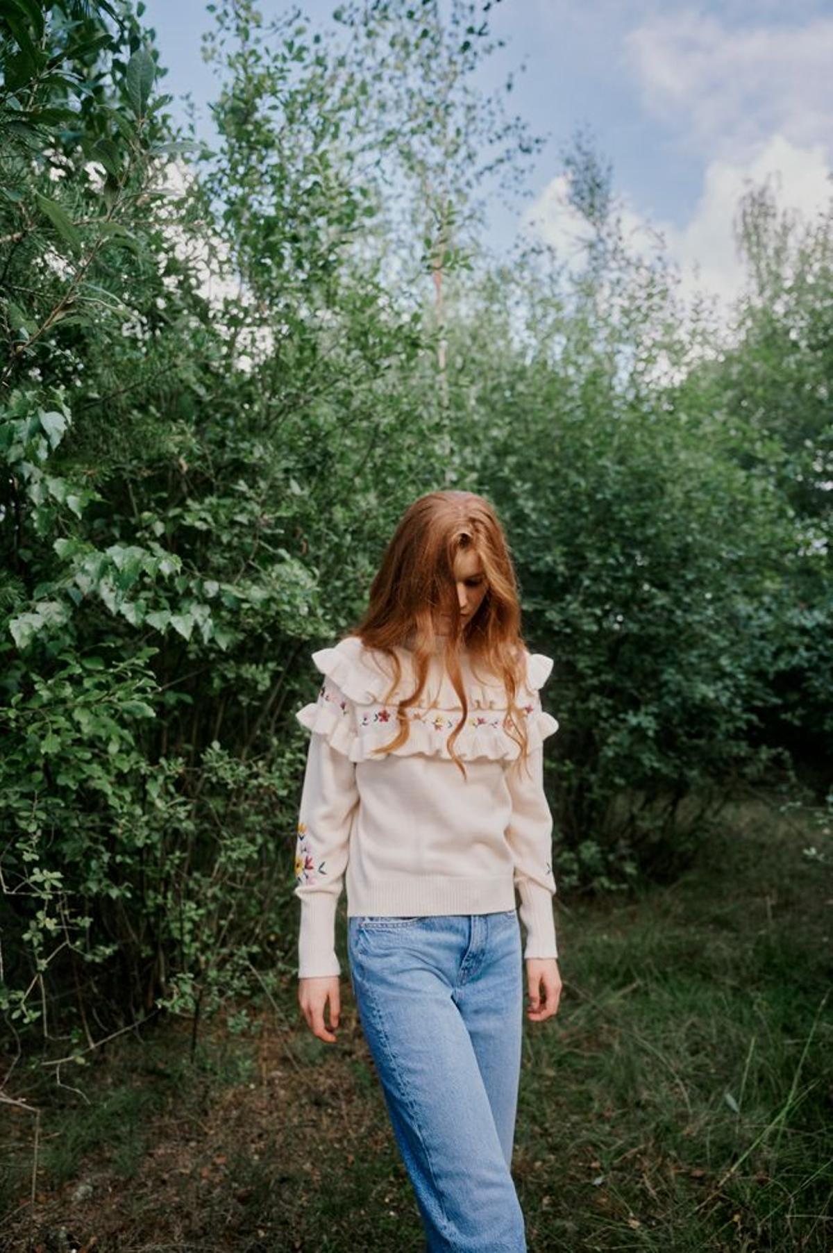El jersey de C&A con volantes y bordados florales combinado con vaqueros para un look de otoño