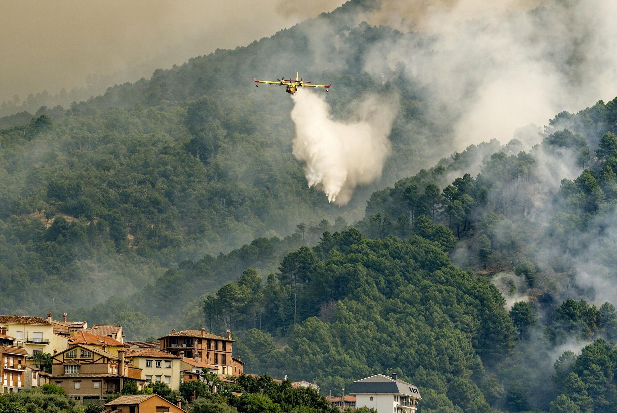 La situación del incendio que se declaró en la noche del lunes en el Barranco de las Cinco Villas, al sur de Ávila, y que avanza en dirección al municipio de El Arenal, es "muy complicada", según el director técnico de extinción, Ángel Iglesias, quien ha reconocido que "no hay nada favorable que poder decir". En declaraciones remitidas a los medios de comunicación, Iglesias ha señalado que el perímetro del incendio se encuentra "abierto en todos los frentes", de manera que existen "muy pocas zonas en las que se pueda decir que no hay llama". EFE/ Raúl Sanchidrián. Sust texto 1