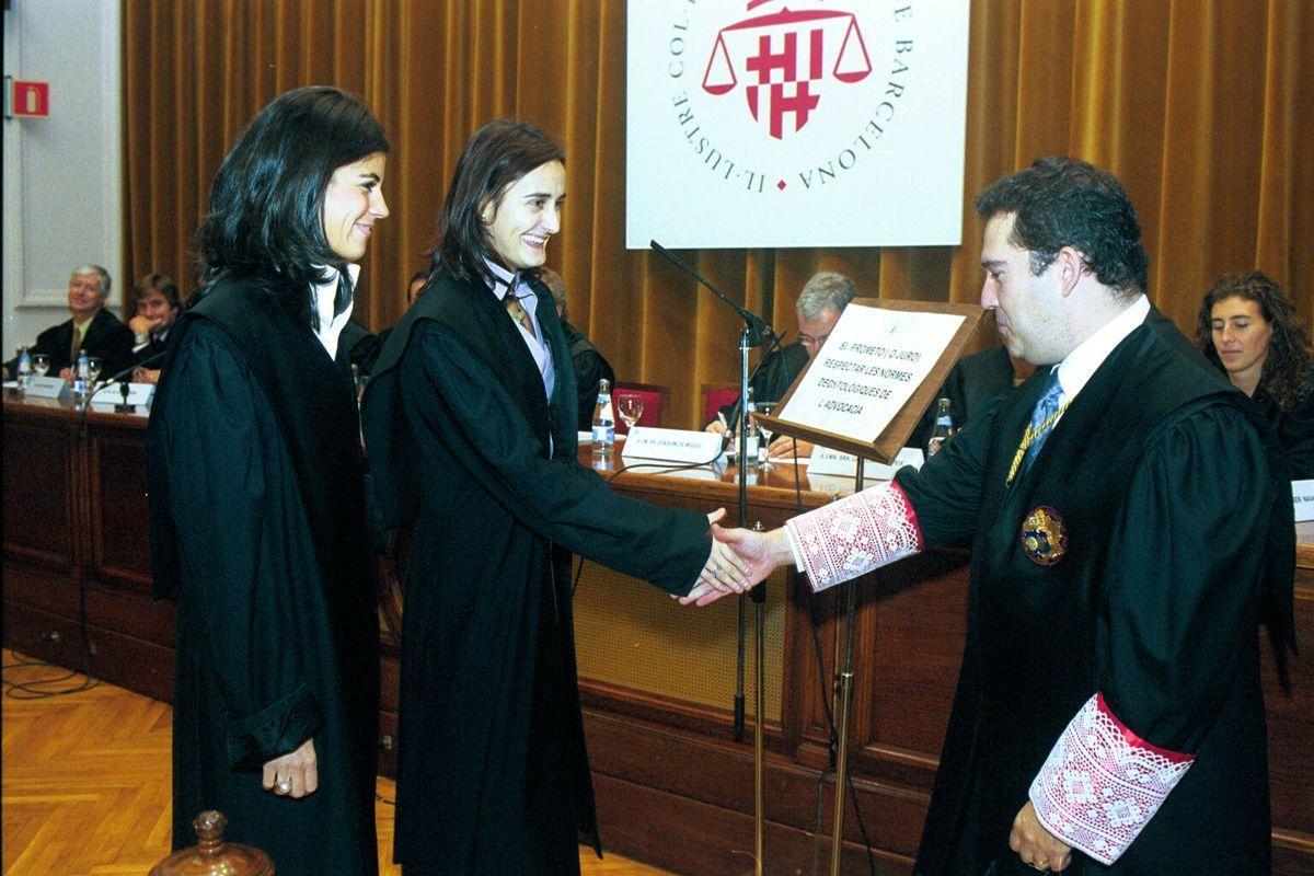 Imposición de toga a nuevas abogadas en el Colegio de Barcelona.