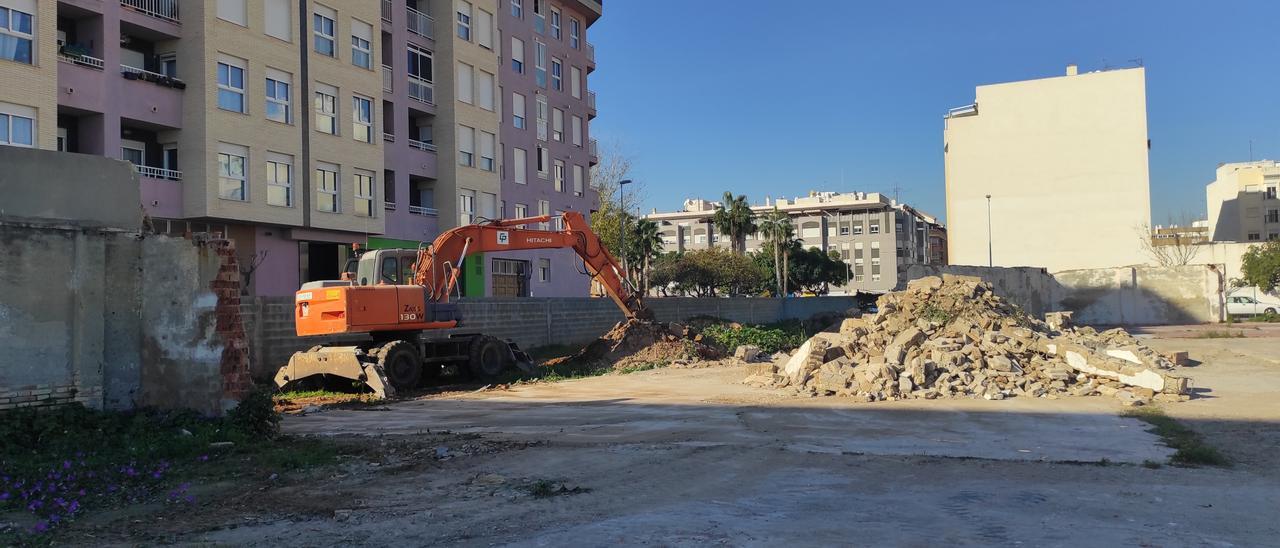 En los próximos días los operarios demolerán el muro del solar que recorre la franja de la calle Juan Bautista Rochera.