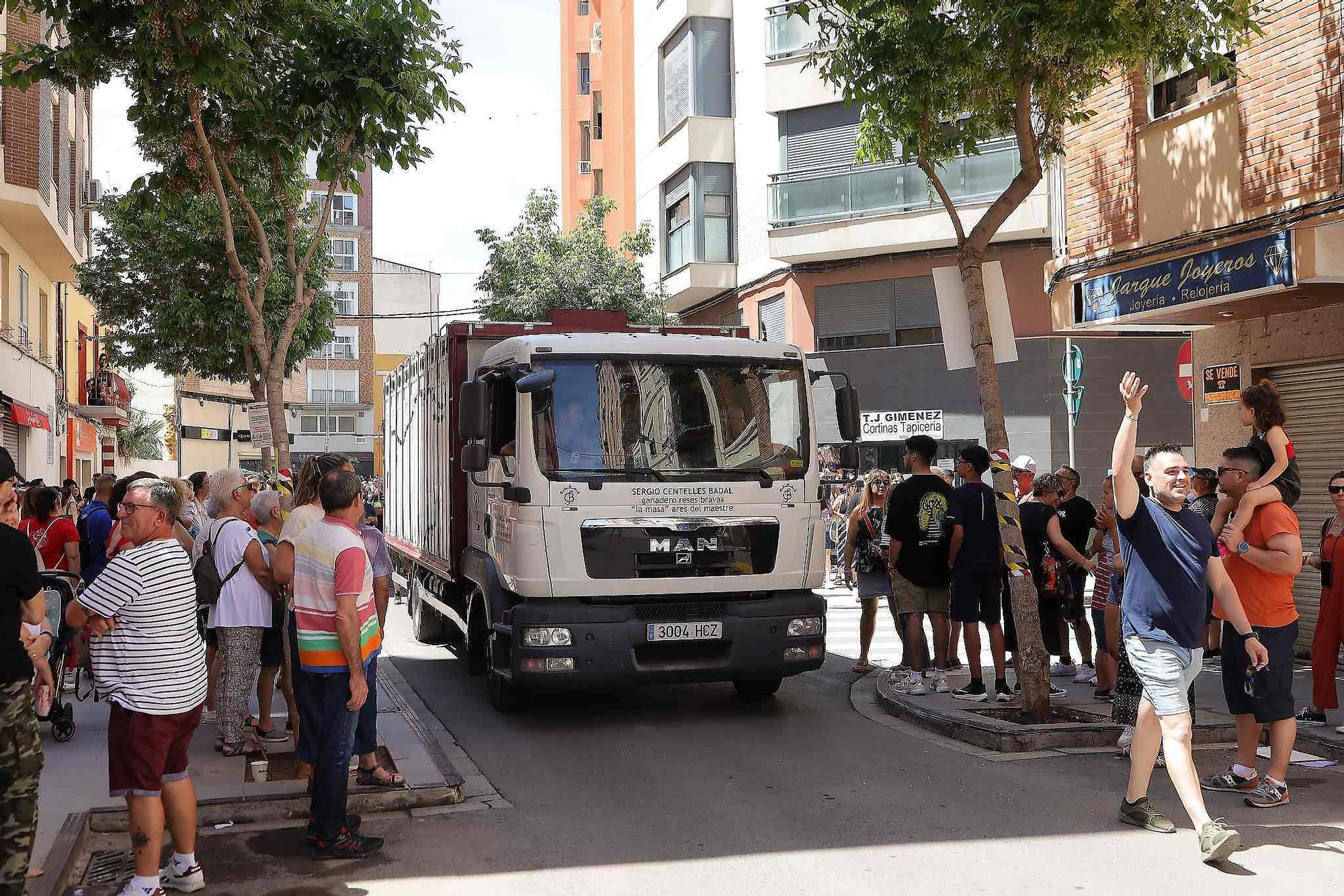 El Grau da inicio a las fiestas de Sant Pere con pólvora, bous y música