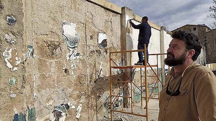 La brigada prepara el muro donde se pintarÃ¡ la nueva obra.