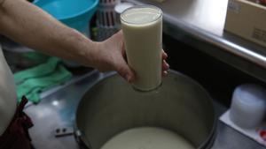 Un vaso de horchata a granel en un establecimiento de Barcelona