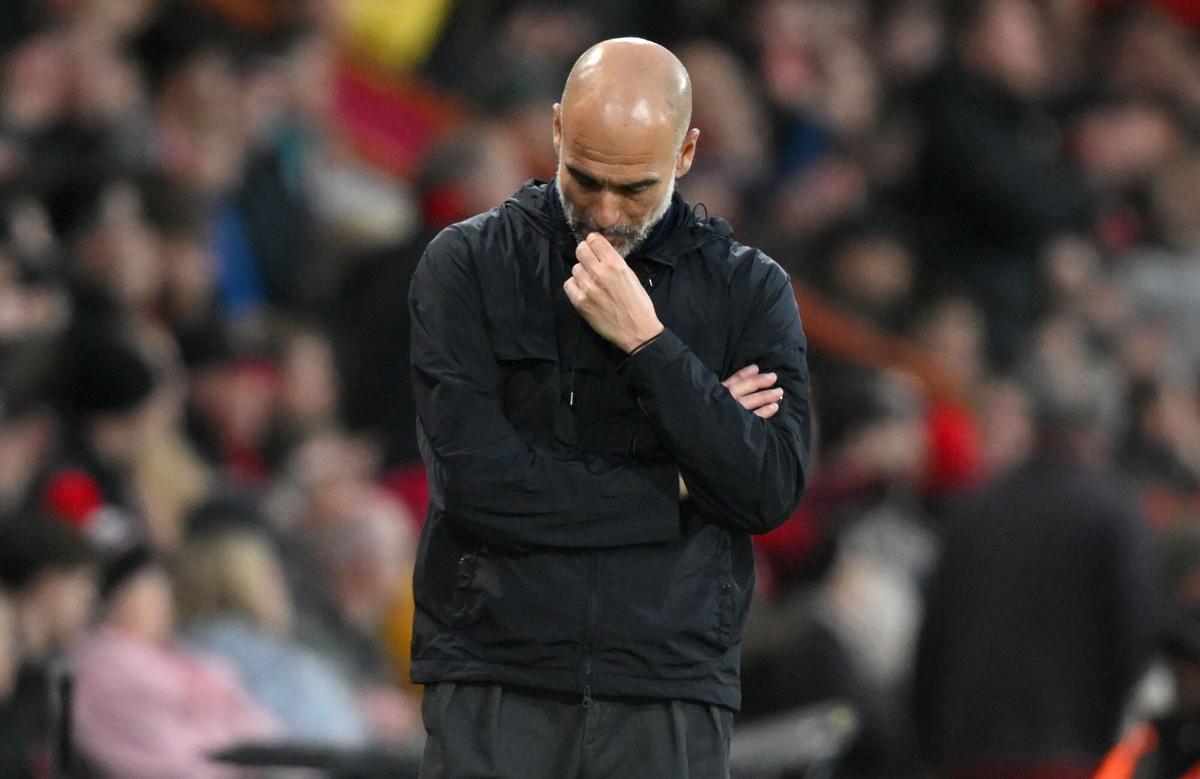 Pep Guardiola camina pensativo por la banda durante el partido del City en Bournemouth.
