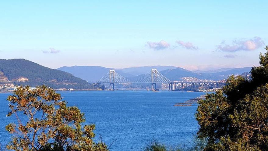 Vista del puente de Rande desde el monte de A Guía. // Marta G. Brea