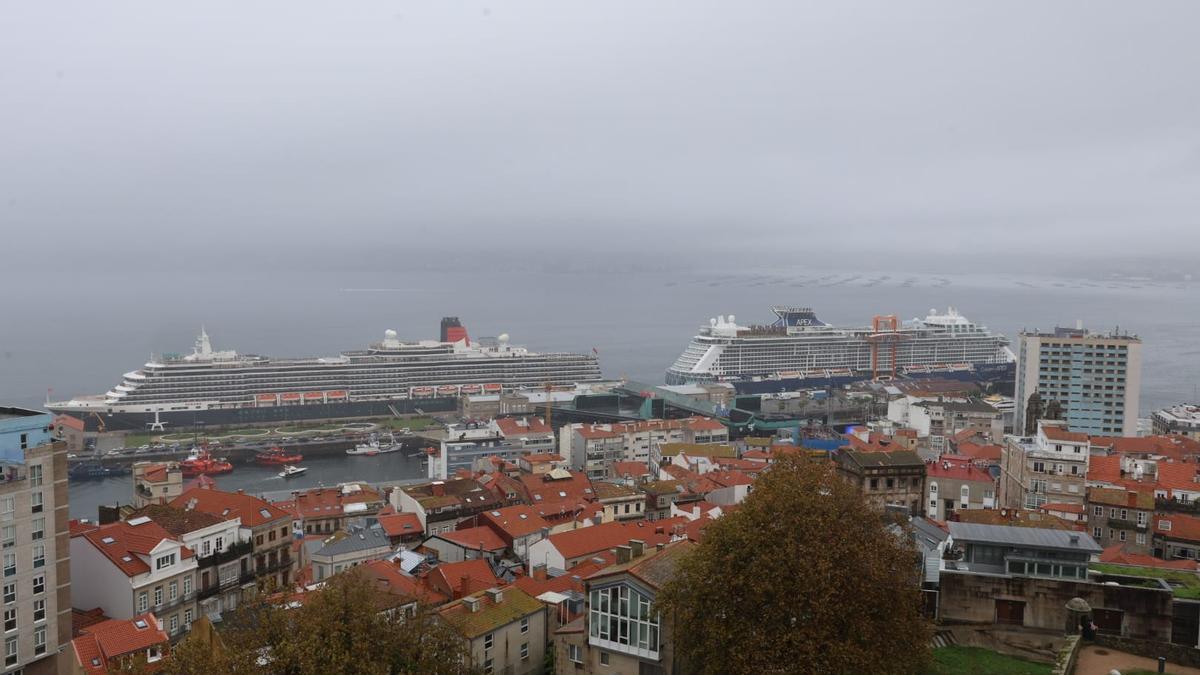 El «Queen Victoria» y «Celebrity Apex» atracados este martes en el puerto de Vigo.