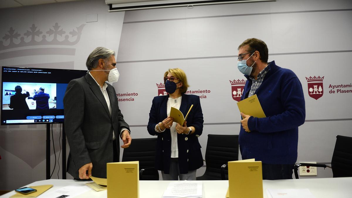 Nicanor Gil, la concejala de Cultura y Juan Ramón Santos, en la presentación del aula.