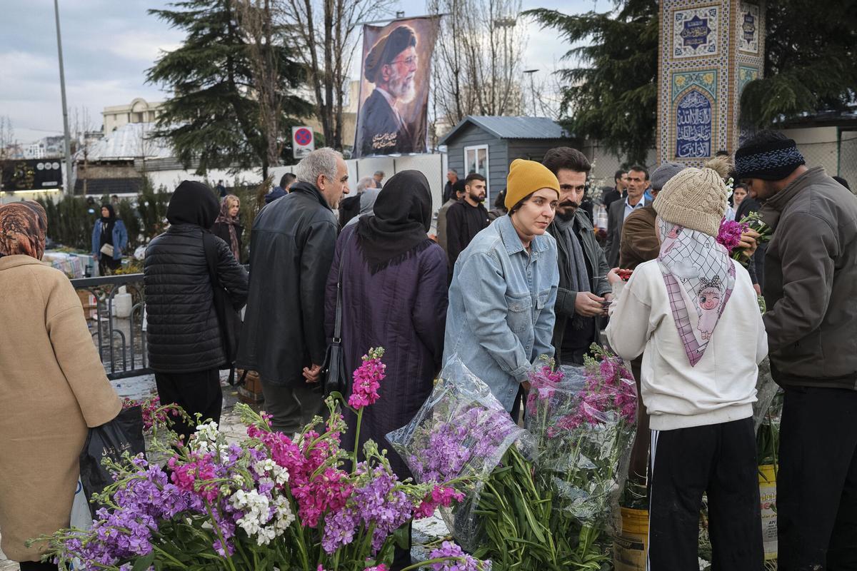 Una mujer compra flores en el bazar de Tajrish en el norte de Teherán en el día Noruz, el año nuevo persa.
