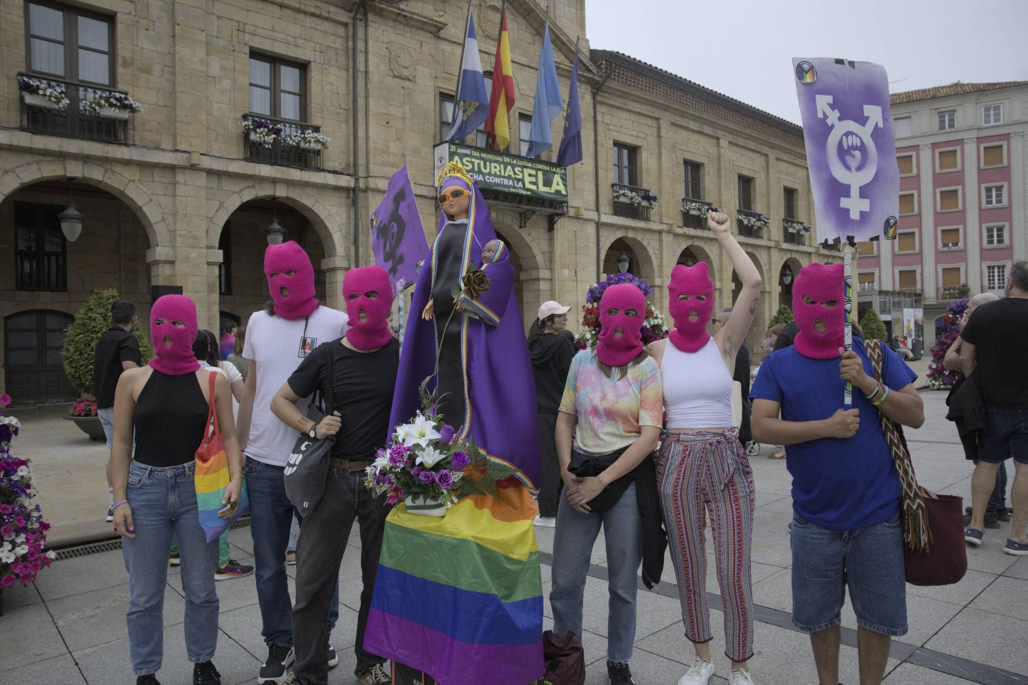 En imágenes: Así fue la manifestación LGTBI de Avilés, con "Santina de Queervadona" incluida