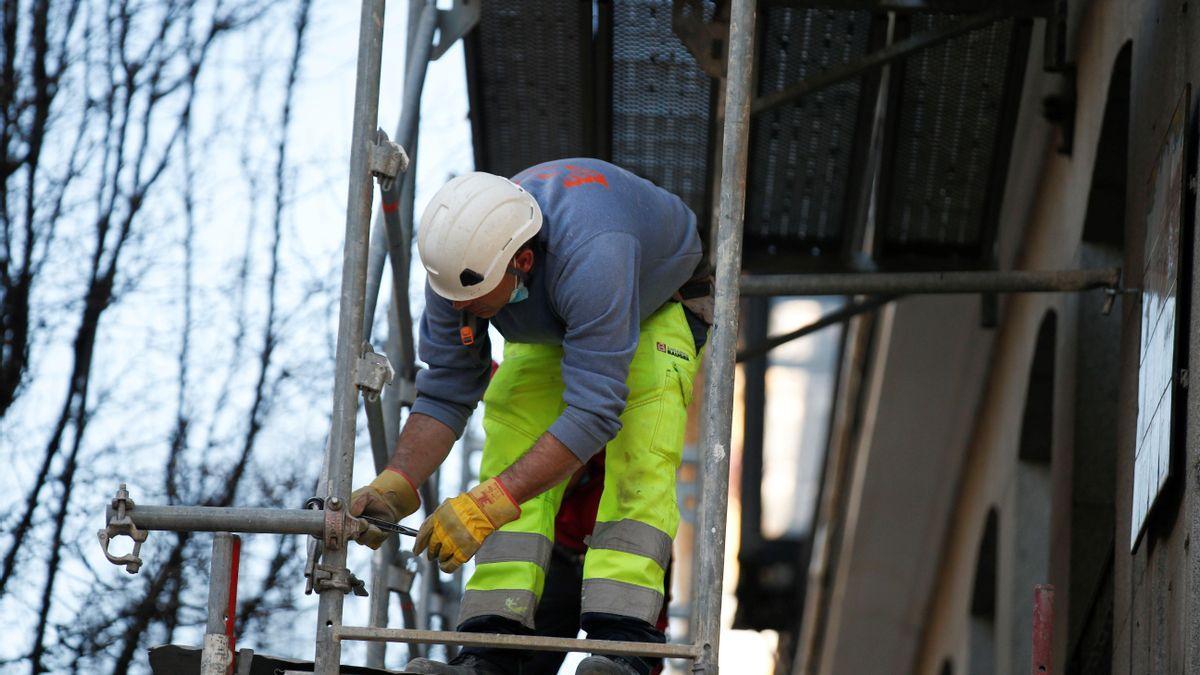 Un hombre trabaja en una obra.