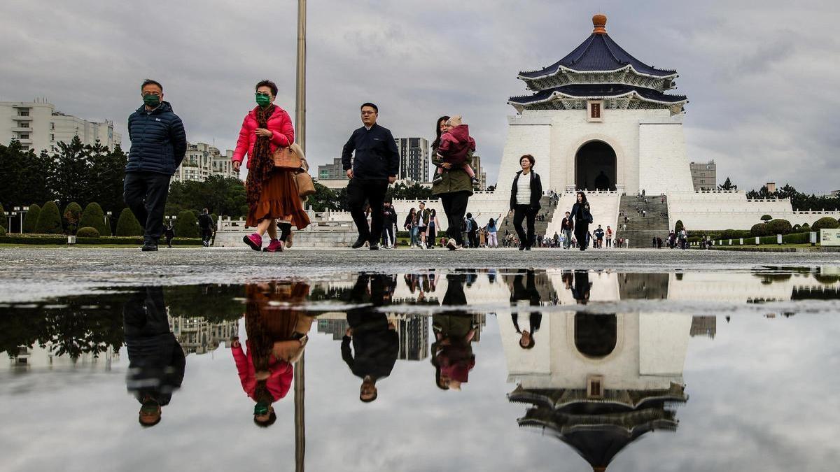 Ciudadanos taiwaneses caminan frente al memorial Chiang Kai-shek.