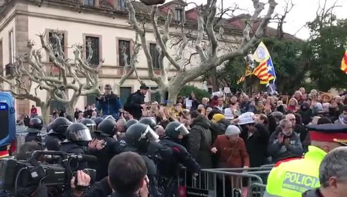 Manifestantes convocados por la ANC frente al Parlament.